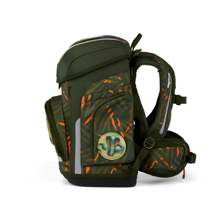 Gruner Schulranzen mit camouflage Muster und reflektierenden Elementen, seitlich angezeigt.