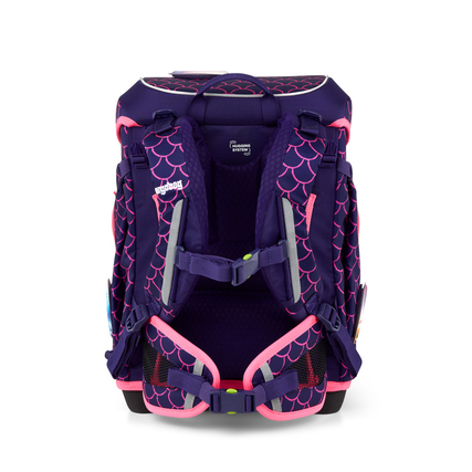Rückansicht des ergobag Schulranzens cubo light in lila mit pinken Schuppenmustern.