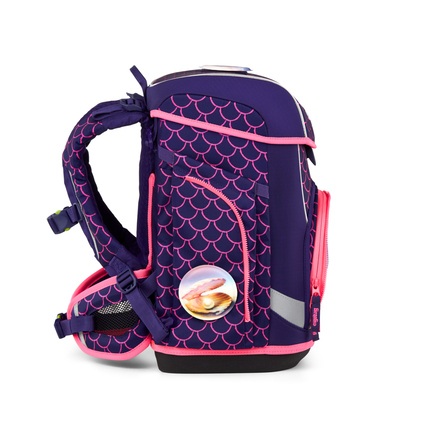 Seitenansicht eines lila ergobag Schulranzen mit pinken Akzenten und einem Muschel-Aufkleber.