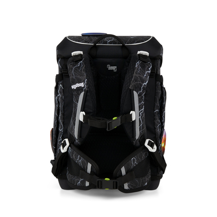 Schulranzen mit ergonomischem Design und Reflektoren, aus schwarzem Material mit bunten Elementen.