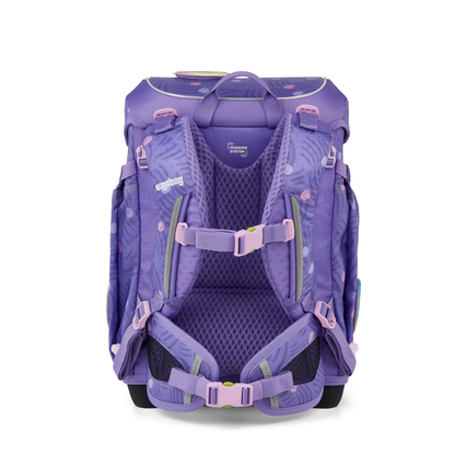 Lila Schulranzen mit gepolstertem Rücken und verstellbaren Gurten, Ansicht von hinten.