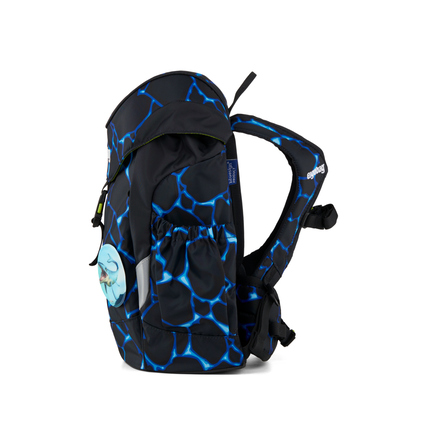 Schwarzer Kindergartenrucksack mit blauen Mustern und seitlicher Tasche, Ansicht von der Seite.