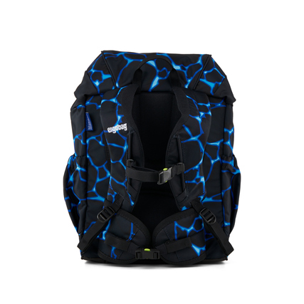 Schwarzer Rucksack mit blauen Mustern und verstellbaren Gurten, Frontansicht.