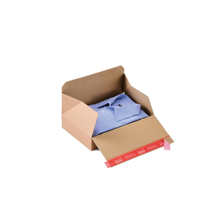 Versandkarton mit einem blauen Hemd im Inneren und einem Selbstklebeverschluss, seitlich geöffnet.