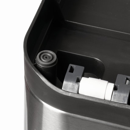 Detailansicht des MAUL Tretabfalleimers mit integrierter Öffnung für Müllbeutel.