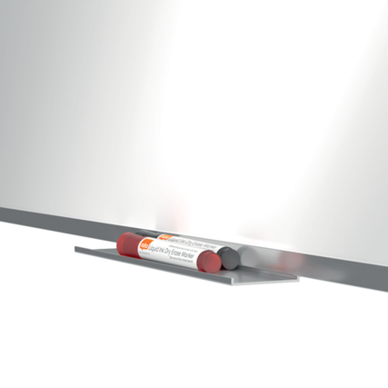 Nobo Whiteboard mit drei Markern auf Ablage, im Hochformat mit klarer Oberfläche.