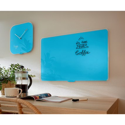 Blaues Glasboard an einer Wand, beschriftet mit "it's time FOR coffee", dekorativ arrangiert.