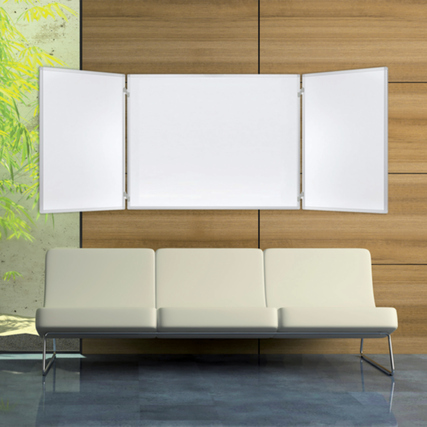 Klapptafel in aufgeklappter Position über einer Couch, vor einer Holzpaneelwand.