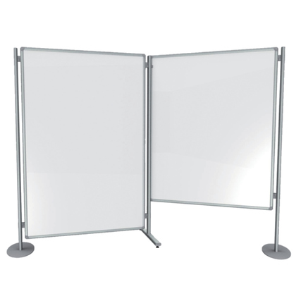 Zwei kombinierte Whiteboard-Elemente in aufrechter Position, mit grauem Rahmen und stabilen Füßen.