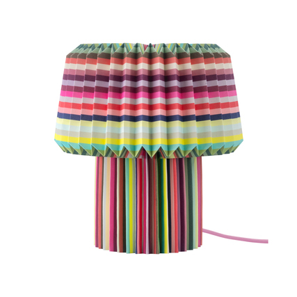 Bunte Tischleuchte aus plissiertem Papier mit integriertem Kabel und Magnetverschluss.