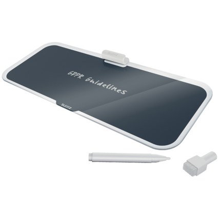 Grau-weißes Memoboard mit einer glatten Oberfläche, einem Stifthalter und einem weißen Marker.