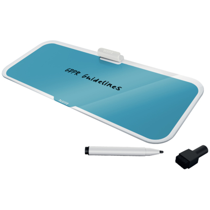 Blaues Memoboard mit Stift und Radierer auf weißem Hintergrund.