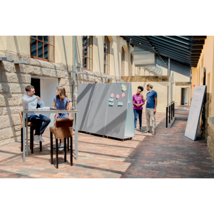 Multifunktionstafel Move & Meet auf einem mobilen Sockel mit Personen in einer modernen Umgebung.