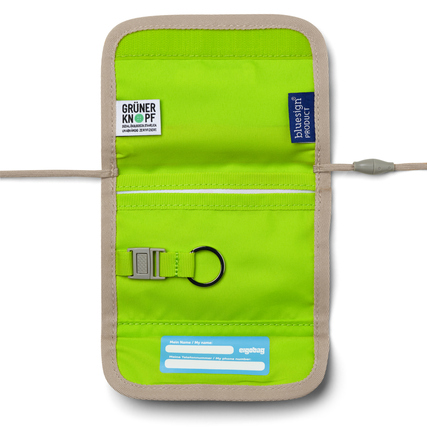 Grüner Brustbeutel mit Sichtfenster, Schlüsselring und Organisationsfächern in geöffnetem Zustand.