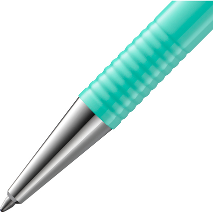 Grüner Kugelschreiber mit rilliertem Griff und metallener Spitze in Nahaufnahme.