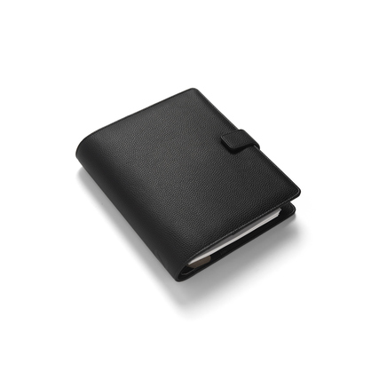 Schwarzer Organiser aus Kunstleder im DIN A5 Format mit einem Verschluss und entnehmbaren Ringen.