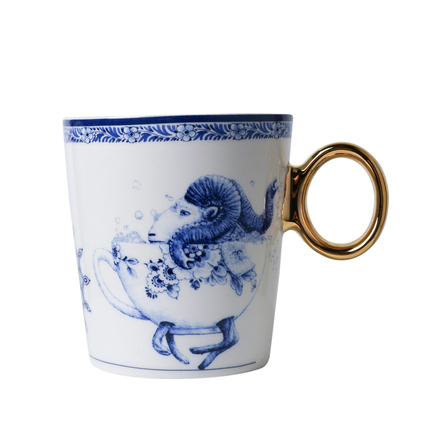 Tasse mit goldenem Henkel und Illustration eines Rams im Teekessel auf weißem Hintergrund.