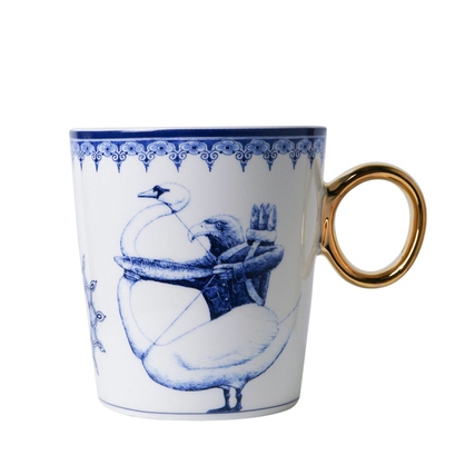 Tasse mit goldfarbenem Henkel und blauer Illustration eines Schützen mit surrealistischen Tieren.