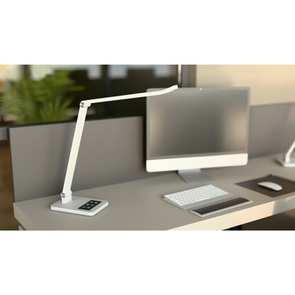 Hansa Tischleuchte Tide in Weiß auf einem Schreibtisch neben einem Computer und einer Tastatur.