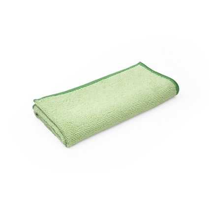 Grünes Mikrofasertuch, ordentlich gefaltet mit genähten Kanten, auf weißem Hintergrund.