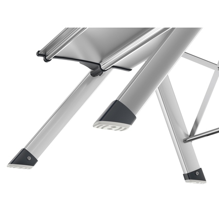 Ansicht der Füße eines Klapptritts mit rutschfesten Soft-Grip-Sohlen auf einem weißen Hintergrund.