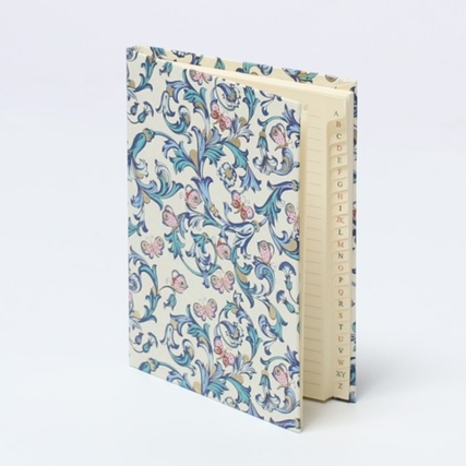 Adressbuch mit floralem Design und alphabetischer Einteilung auf der Seite.