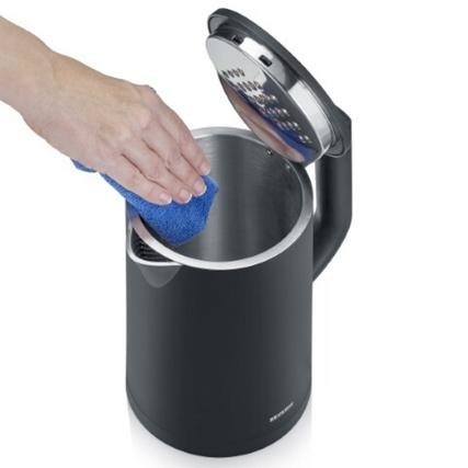 Hand hält ein Tuch, um den Innenraum eines schwarzen Wasserkochers zu reinigen.