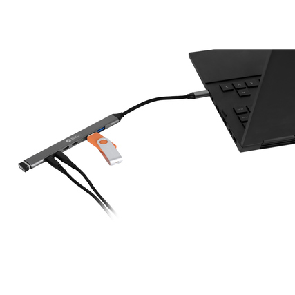 USB-C-Hub 7-in-1 verbunden mit einem Laptop und einem USB-Stick, Kabel sind sichtbar.