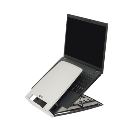 Notebookständer mit Laptop auf geneigter Fläche zur ergonomischen Nutzung, kompaktes Design.