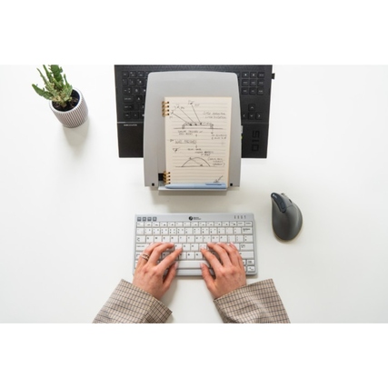 BakkerElkhuizen Ergo-Q 330 Circular Laptopständer mit Notizblock und Tastatur in Nutzung.