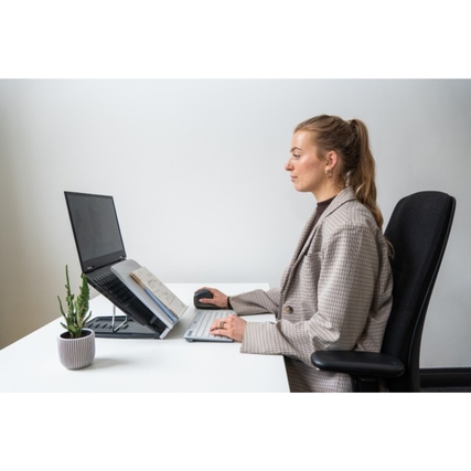 Laptopständer mit Dokumenten und Laptop bei ergonomischer Nutzung auf einem Schreibtisch.