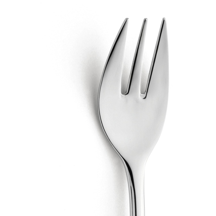 Kuchengabel mit drei Zinken und glänzender Oberfläche auf weißem Hintergrund.