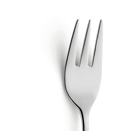 Kuchengabel mit drei Zinken in glänzendem Edelstahl, auf weißem Hintergrund.