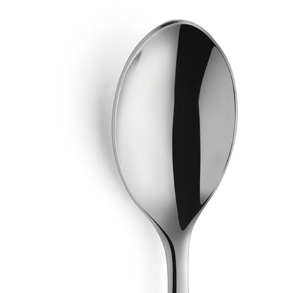 Espressolöffel mit glänzender Oberfläche auf weißem Hintergrund.