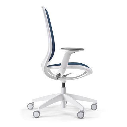 Seitenansicht eines blauen/weißen Bürodrehstuhls mit ergonomischer Rückenlehne und Armlehnen.