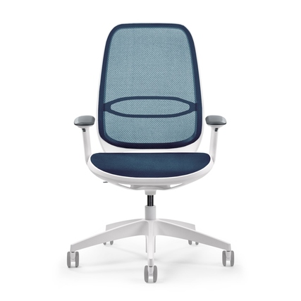 Blauer Bürodrehstuhl mit weißem Rahmen und luftdurchlässiger Rückenlehne, frontale Ansicht.