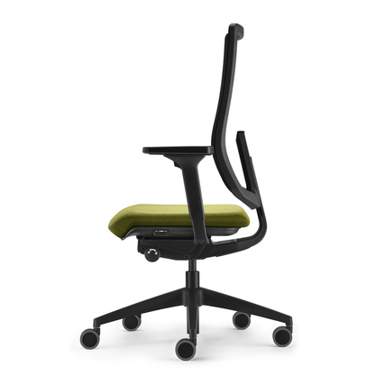 Seitenansicht eines grünen Bürodrehstuhls mit höhenverstellbarer Rückenlehne und Armlehnen.