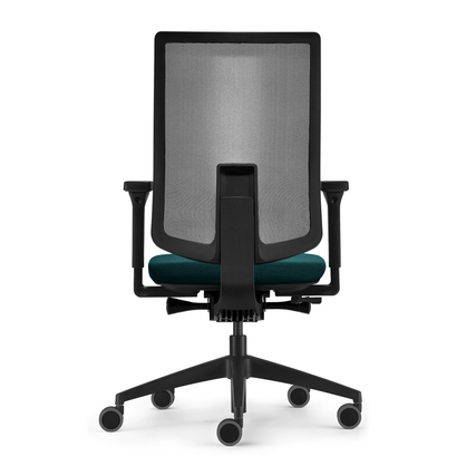 Bürodrehstuhl mit atmungsaktiver Rückenlehne und gepolsterter Sitzfläche von hinten gesehen.