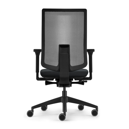 Rückansicht eines dunkelblauen Bürodrehstuhls mit Netzrückenlehne und höhenverstellbaren Armlehnen.