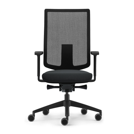 Dunkelblauer Bürodrehstuhl mit höhenverstellbarer Rückenlehne und Armlehnen, frontalansicht.