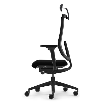Schwarzer Bürodrehstuhl mit Kopfstütze, seitliche Ansicht und ergonomischer Sitzfläche.