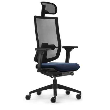 Bürodrehstuhl mit Kopfstütze, Netzrückenlehne und gepolsterter Sitzfläche in Blau seitlich.