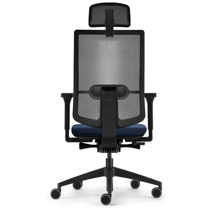 Bürodrehstuhl mit Netzrückenlehne und gepolsterter blauer Sitzfläche von hinten.