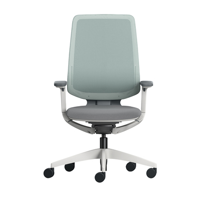 Hellgrauer Bürodrehstuhl mit Netzmembran-Rückenlehne und ergonomischer Sitzfläche.