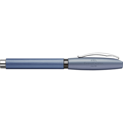 Füllfederhalter in Blau mit Aluminiumgehäuse und verchromtem Metall, seitliche Ansicht.