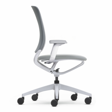 Seitenansicht eines hellgrauen Bürodrehstuhls mit perforierter Rückenlehne und Armlehnen.