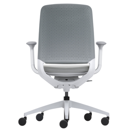 Hellgrauer Bürodrehstuhl mit perforierter Rückenlehne und verstellbaren Armlehnen, Frontansicht.
