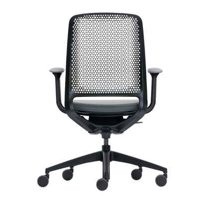 Dunkelgrauer Bürodrehstuhl mit perforierter Rückenlehne und gepolsterter Sitzfläche.