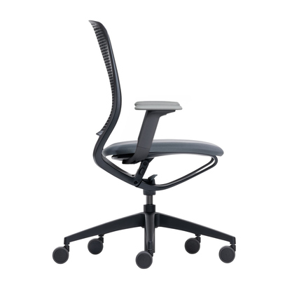 Dunkelgrauer Bürodrehstuhl mit perforierter Rückenlehne in Seitenansicht.