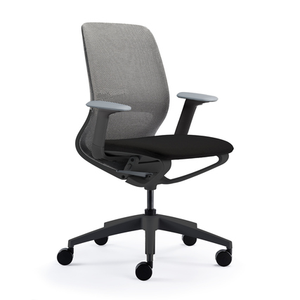 Schwarzer Bürodrehstuhl mit Netzrückenlehne und beweglichen Armlehnen, seitlich abgebildet.